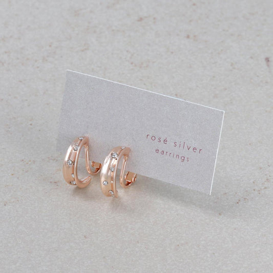 イヤリング ニッケルフリー ロゼシルバー メタル カーブ プレート ミニ ストーン ランダム ドット C型 フープ風 ネジバネ式イヤリング