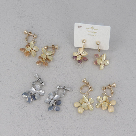 イヤリング ニッケルフリー メタル 立体 ダブル フラワー 花 インナーカラー クリア ビーズ ネジバネ式イヤリング