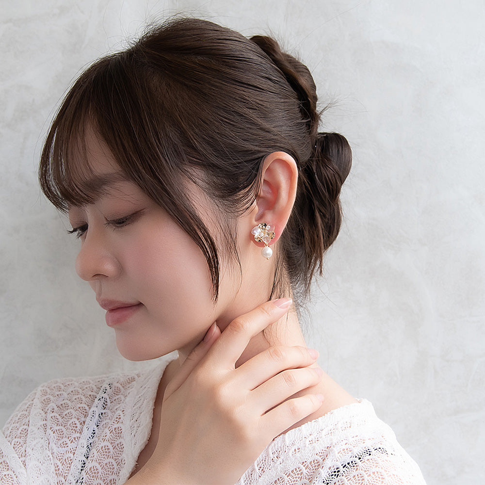 Classy イヤリング ニッケルフリー メタル ワイヤー フラワー 半透明 パール ビーズ ネジバネ式イヤリング