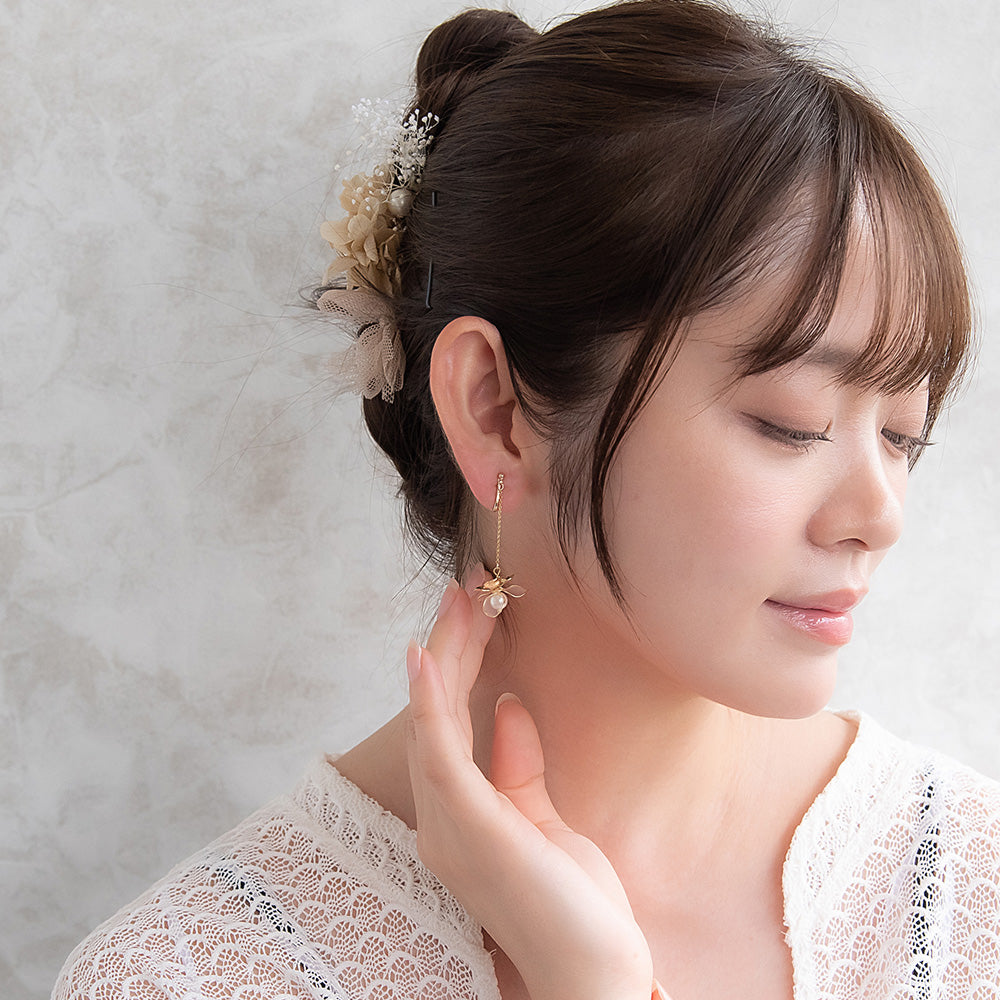 Classy イヤリング ニッケルフリー メタル ワイヤー フラワー 半透明 パール チェーン 下がり ネジバネ式イヤリング