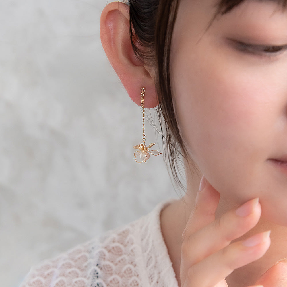 Classy イヤリング ニッケルフリー メタル ワイヤー フラワー 半透明 パール チェーン 下がり ネジバネ式イヤリング