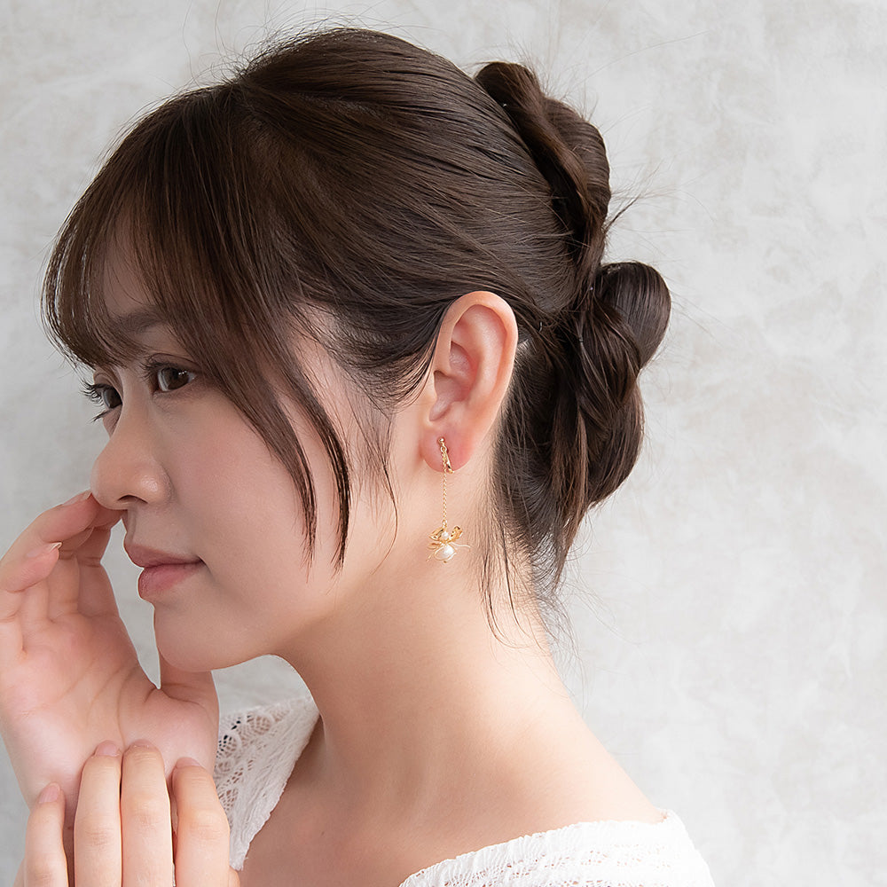 Classy イヤリング ニッケルフリー メタル ワイヤー フラワー 半透明 パール チェーン 下がり ネジバネ式イヤリング