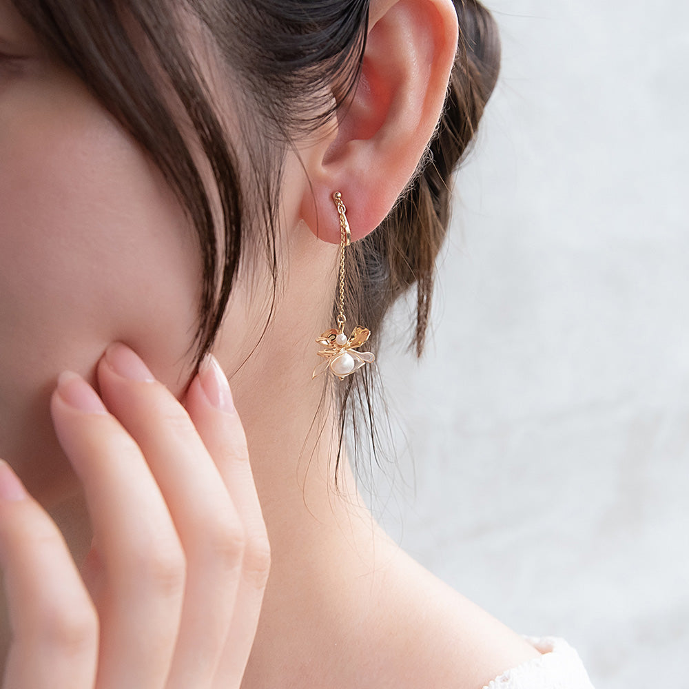 Classy イヤリング ニッケルフリー メタル ワイヤー フラワー 半透明 パール チェーン 下がり ネジバネ式イヤリング