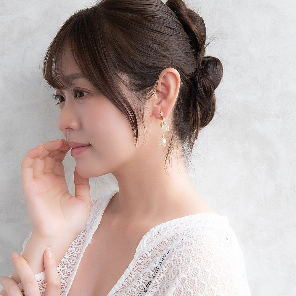 Classy イヤリング ニッケルフリー メタル ワイヤー フラワー ダブル 半透明 リーフ 下がり ネジバネ式イヤリング