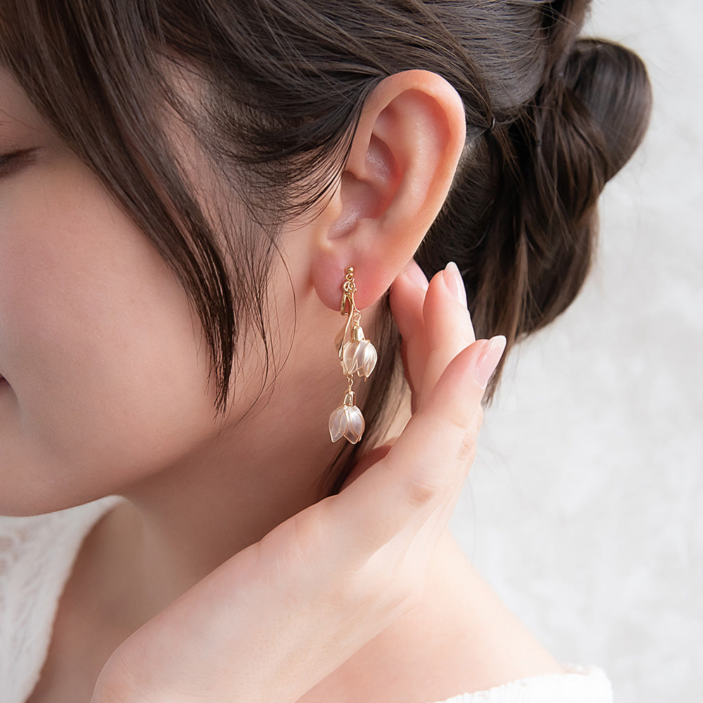 Classy イヤリング ニッケルフリー メタル ワイヤー フラワー ダブル 半透明 リーフ 下がり ネジバネ式イヤリング