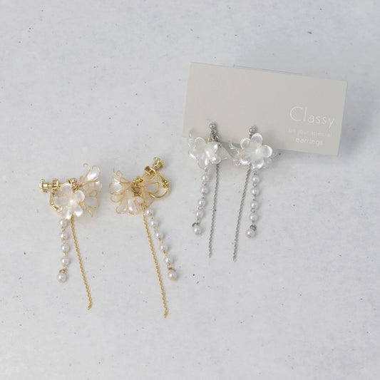 Classy イヤリング ニッケルフリー メタル ワイヤー フラワー トリプル 半透明 パール チェーン 下がり ネジバネ式イヤリング