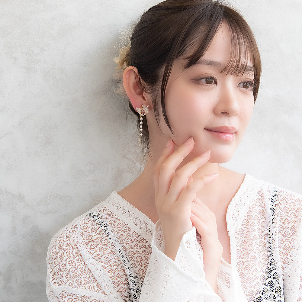 Classy イヤリング ニッケルフリー メタル ワイヤー フラワー トリプル 半透明 パール チェーン 下がり ネジバネ式イヤリング