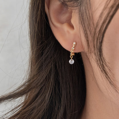 イヤリング ニッケルフリー メタル キュービックジルコニア ミニ カラーストーン ライン 下がり ネジバネ式イヤリング