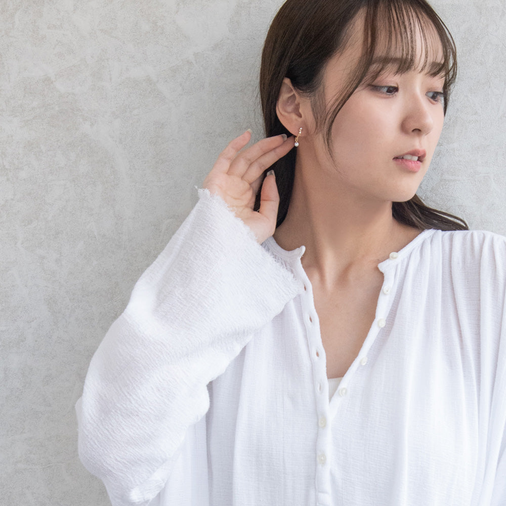 イヤリング ニッケルフリー メタル キュービックジルコニア ミニ カラーストーン ライン 下がり ネジバネ式イヤリング