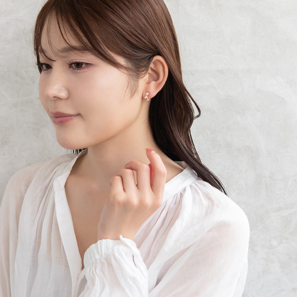 イヤリング ニッケルフリー キュービックジルコニア メタル ウェーブ 3粒 ネジバネ式イヤリング