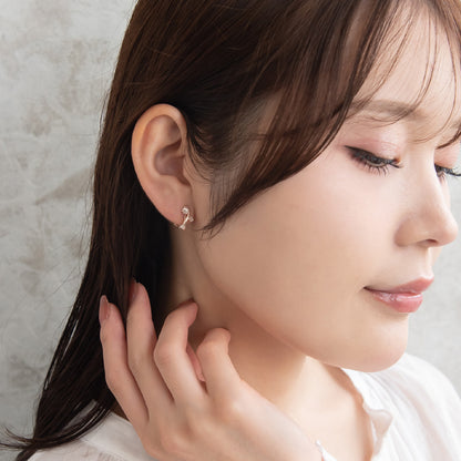 イヤリング ニッケルフリー キュービックジルコニア メタル ウェーブ 3粒 ネジバネ式イヤリング