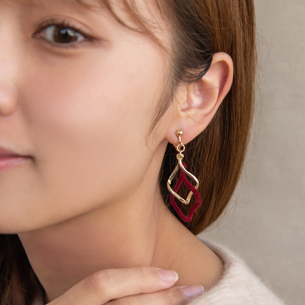 イヤリング ニッケルフリー メタル フロッキー カラー ツイスト ロンバス ネジバネ式イヤリング