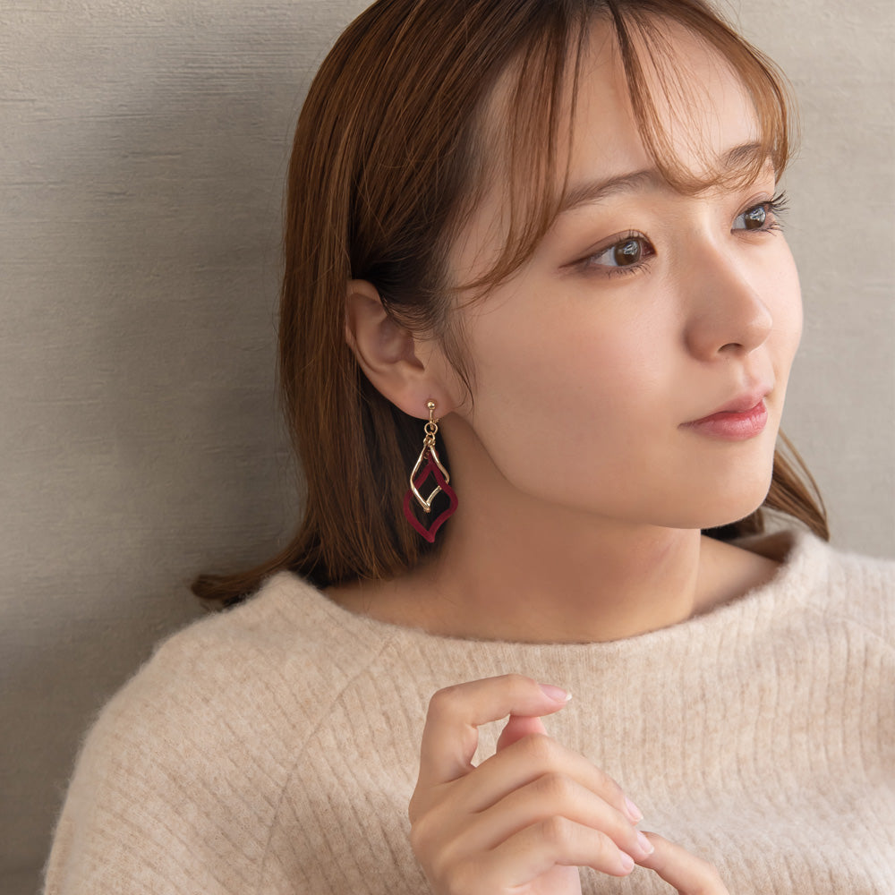 イヤリング ニッケルフリー メタル フロッキー カラー ツイスト ロンバス ネジバネ式イヤリング