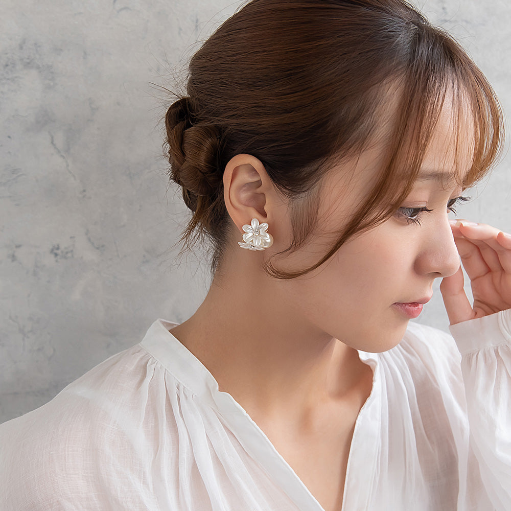 Classy イヤリング ニッケルフリー フラワー パール ネジバネ式イヤリング