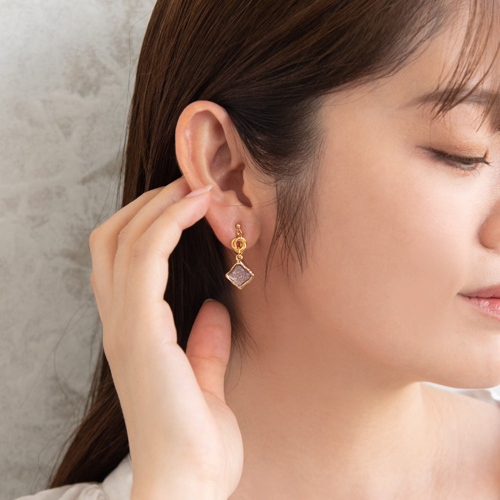 イヤリング ニッケルフリー ラメ メタルフレーム くすみカラー スクエア ネジバネ式イヤリング