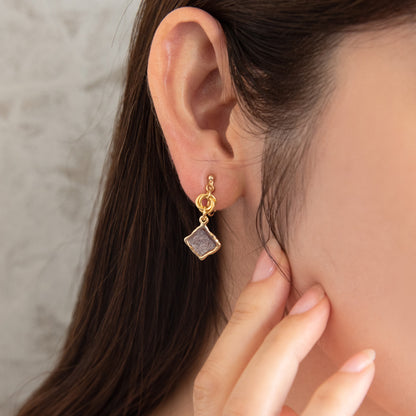 イヤリング ニッケルフリー ラメ メタルフレーム くすみカラー スクエア ネジバネ式イヤリング