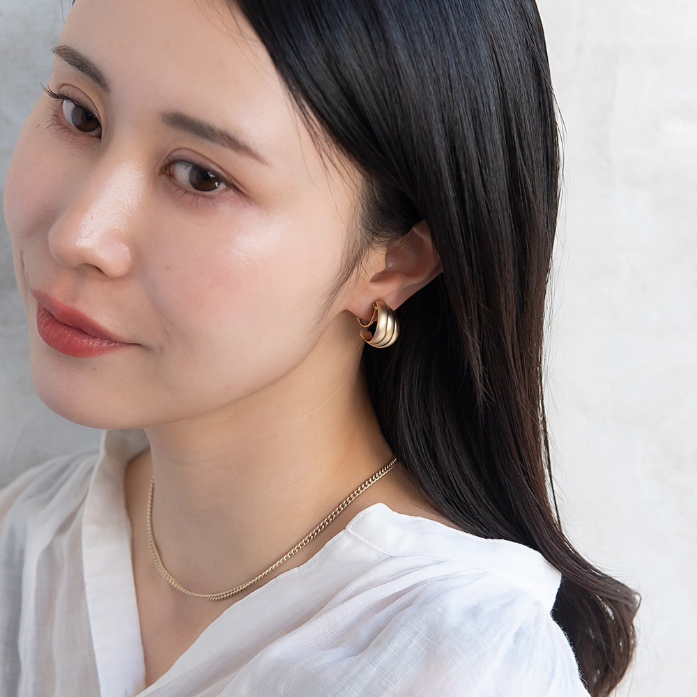 イヤリング ニッケルフリー sable gold メタル トリプル カーブ ライン ネジバネ式イヤリング