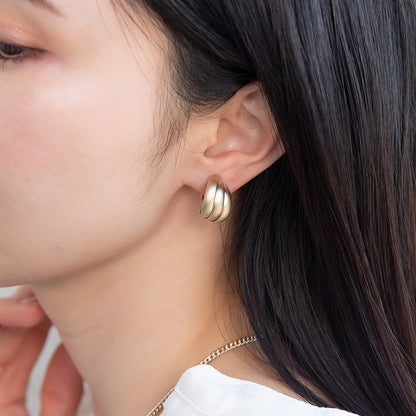 イヤリング ニッケルフリー sable gold メタル トリプル カーブ ライン ネジバネ式イヤリング