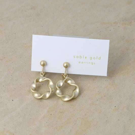 イヤリング ニッケルフリー sable gold メタル ツイスト リング ネジバネ式イヤリング