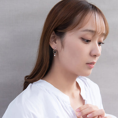 樹脂ピアス ニッケルフリー ネコと星 スタッドピアス