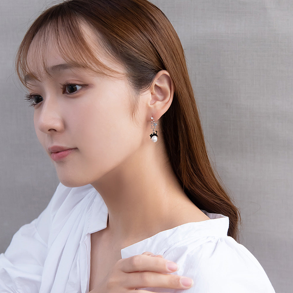 樹脂ピアス ニッケルフリー ネコと月 スタッドピアス