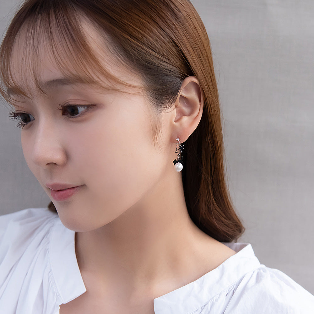 樹脂ピアス ニッケルフリー ネコと月 スタッドピアス