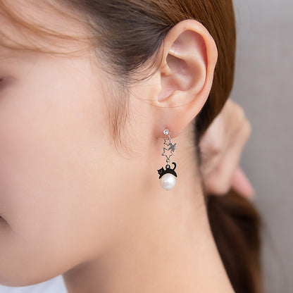 樹脂ピアス ニッケルフリー ネコと月 スタッドピアス