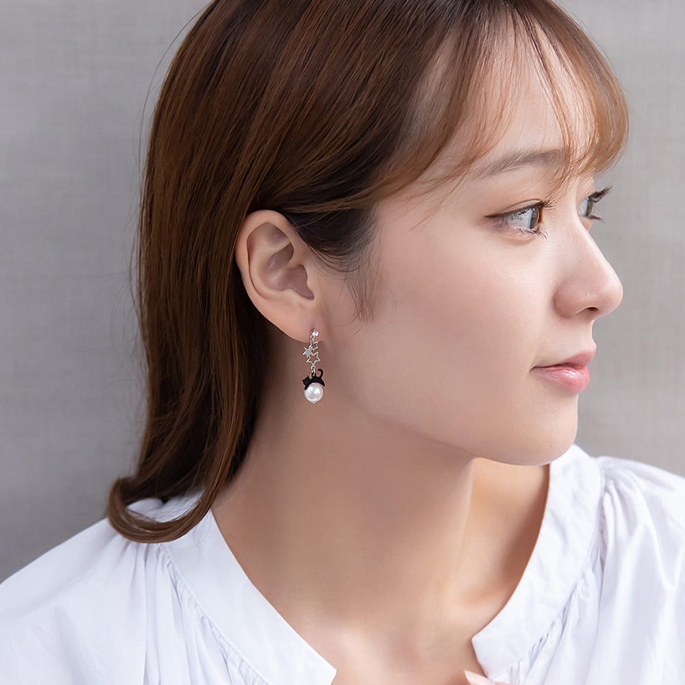 樹脂ピアス ニッケルフリー ネコと月 スタッドピアス