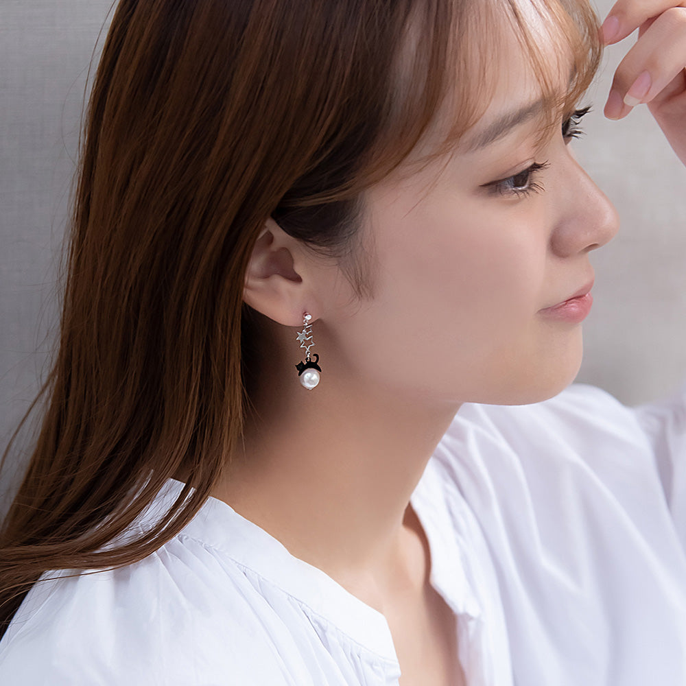 樹脂ピアス ニッケルフリー ネコと月 スタッドピアス