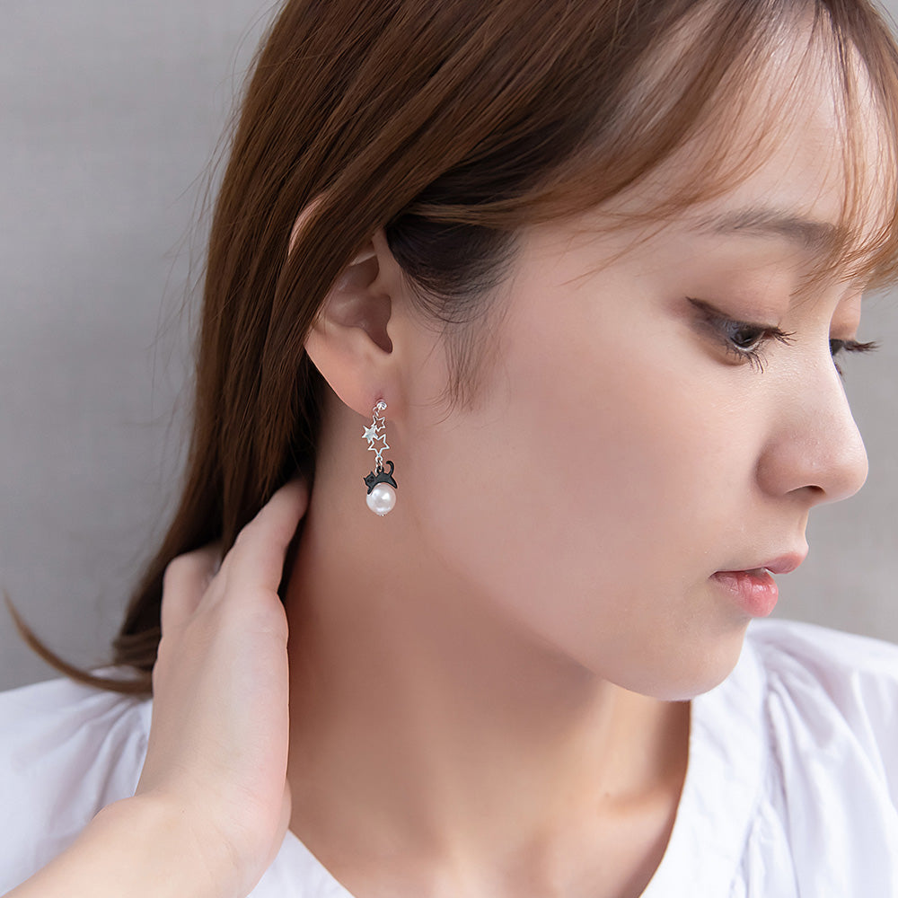 樹脂ピアス ニッケルフリー ネコと月 スタッドピアス