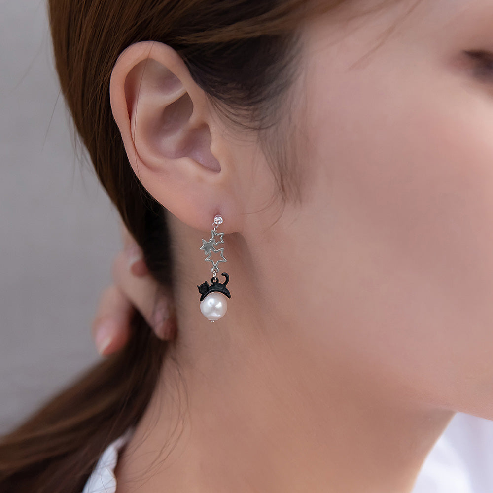 樹脂ピアス ニッケルフリー ネコと月 スタッドピアス