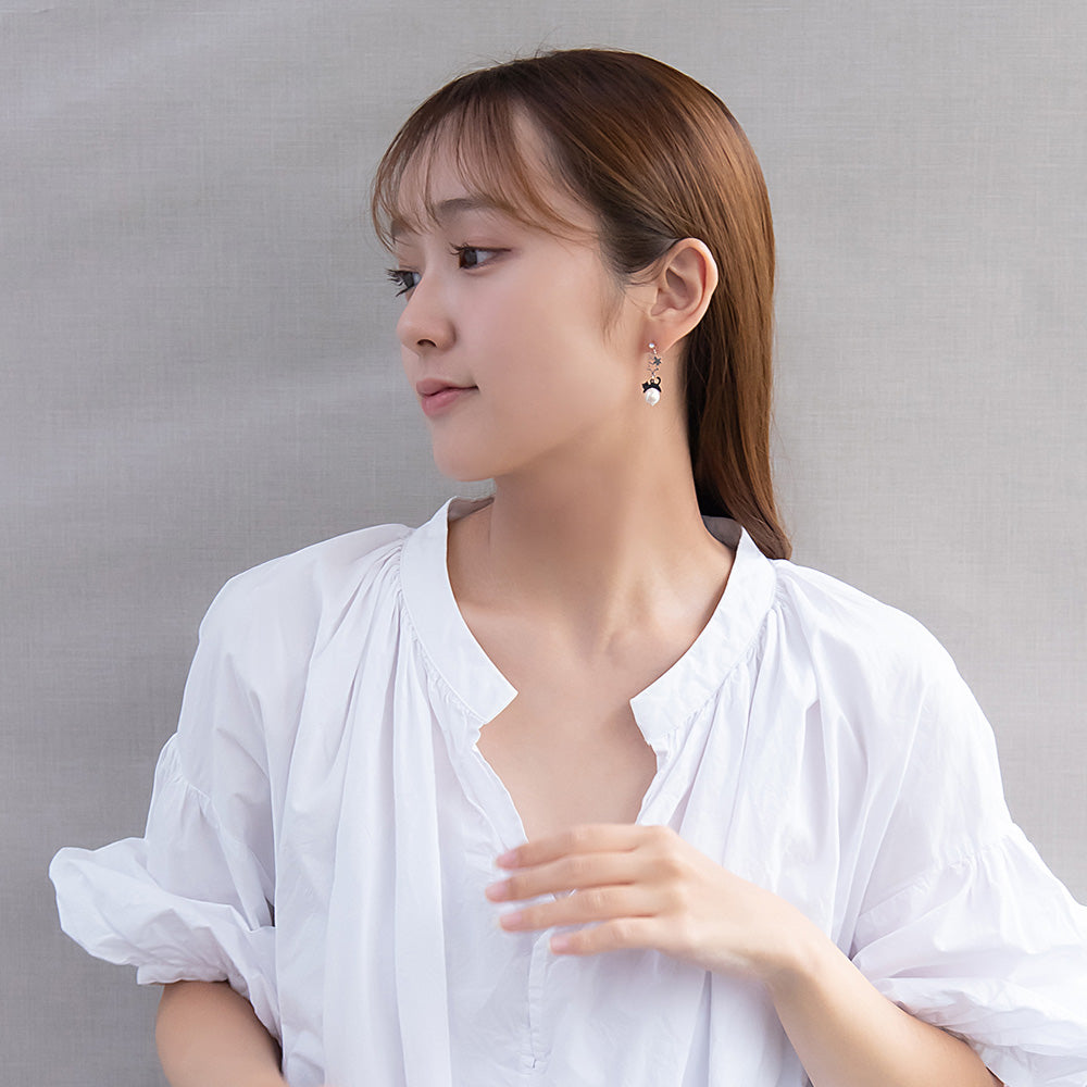 樹脂ピアス ニッケルフリー ネコと月 スタッドピアス