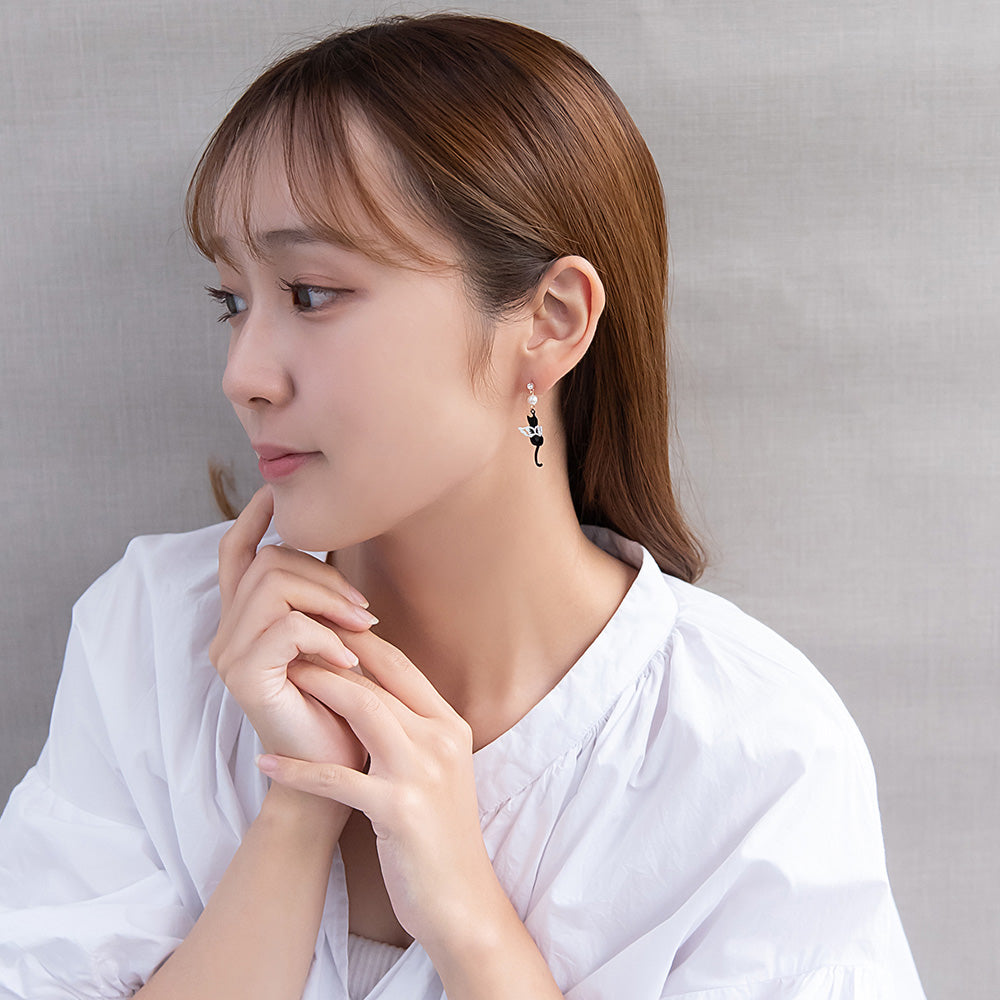 樹脂ピアス ニッケルフリー ネコと月 スタッドピアス