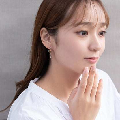 樹脂ピアス ニッケルフリー ネコと月 スタッドピアス