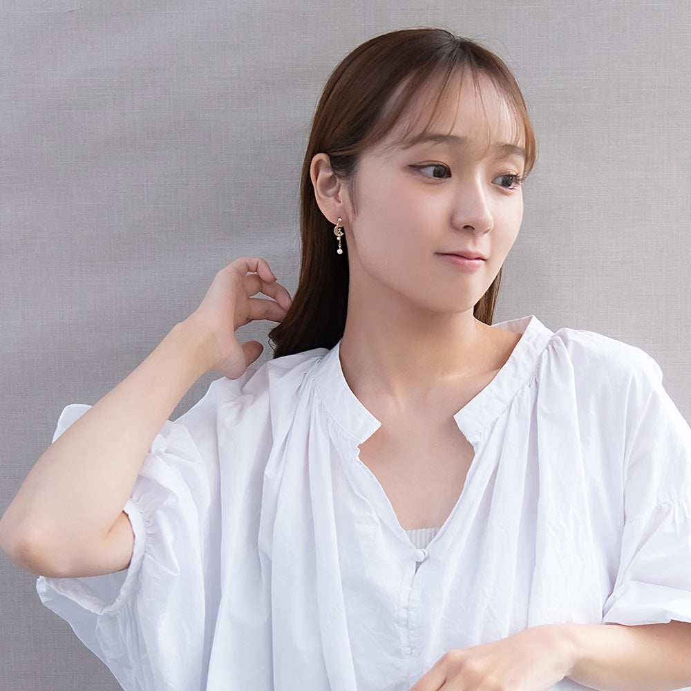 樹脂ピアス ニッケルフリー ネコと月 スタッドピアス