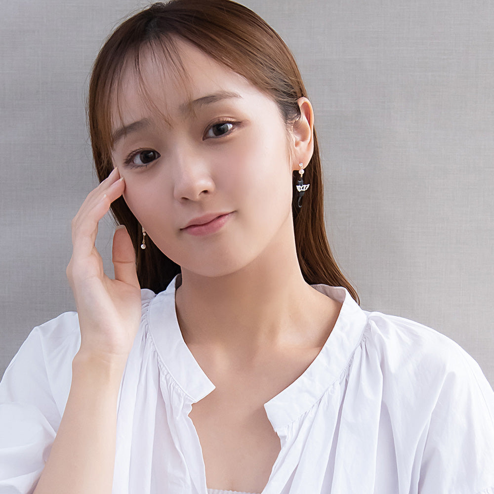 樹脂ピアス ニッケルフリー ネコと月 スタッドピアス