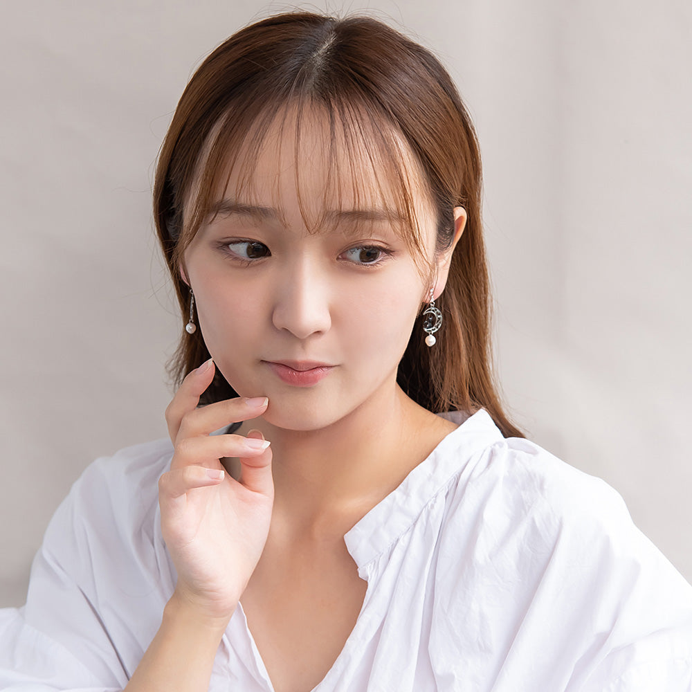 ノンホールピアス ニッケルフリー ネコと月 イヤリング 樹脂タイプ