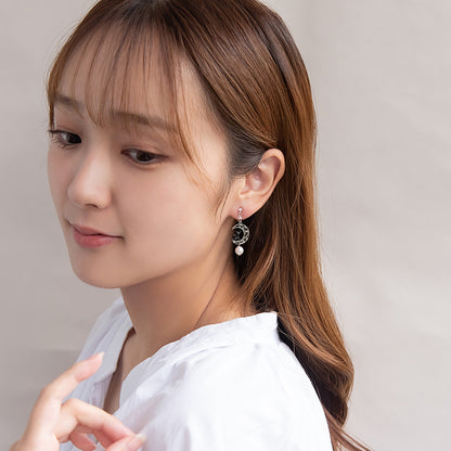 ノンホールピアス ニッケルフリー ネコと月 イヤリング 樹脂タイプ