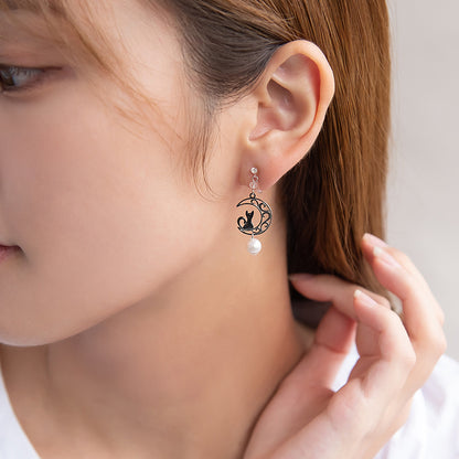 ノンホールピアス ニッケルフリー ネコと月 イヤリング 樹脂タイプ