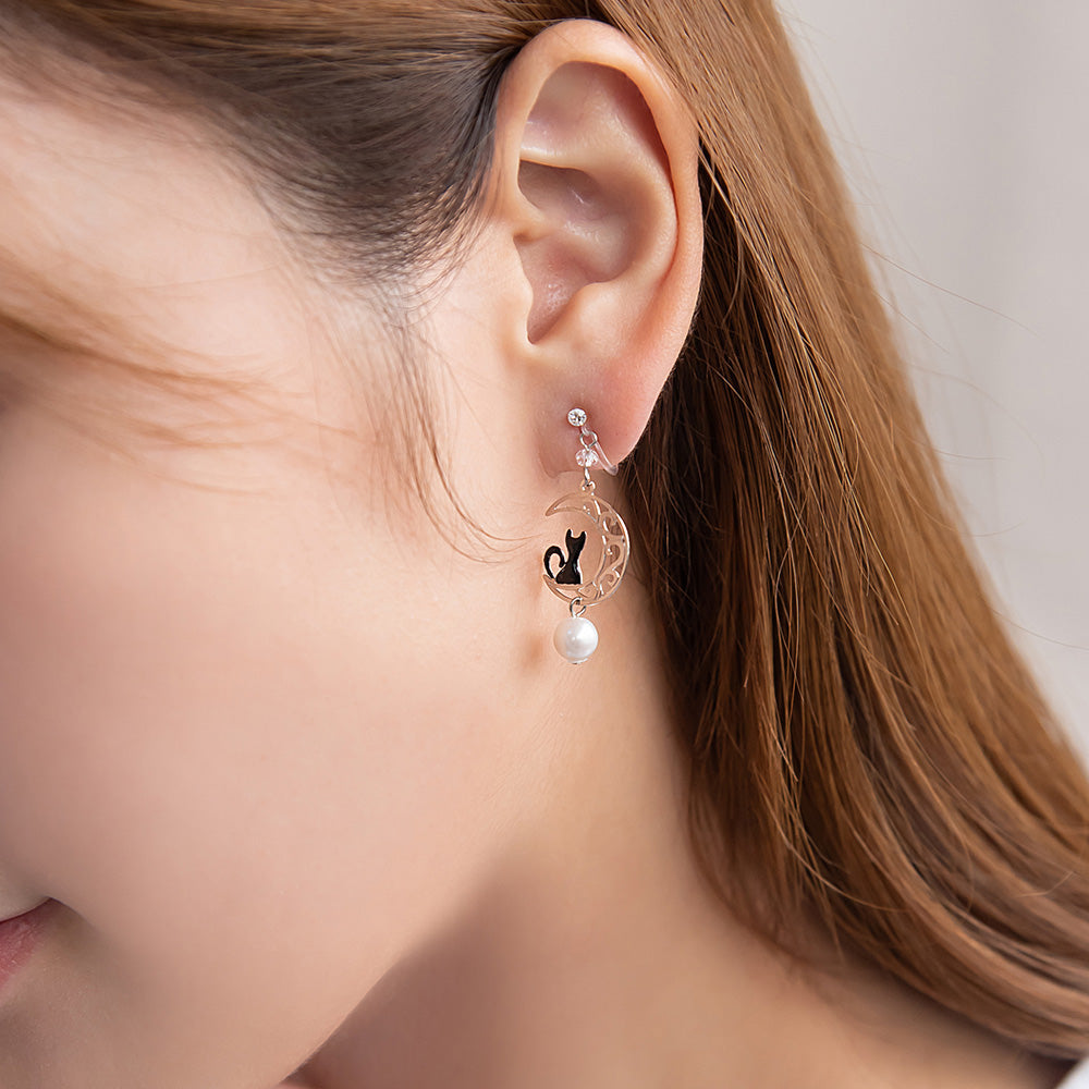 ノンホールピアス ニッケルフリー ネコと月 イヤリング 樹脂タイプ