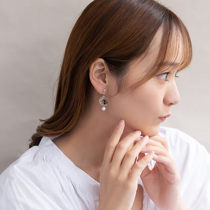 ノンホールピアス ニッケルフリー ネコと月 イヤリング 樹脂タイプ