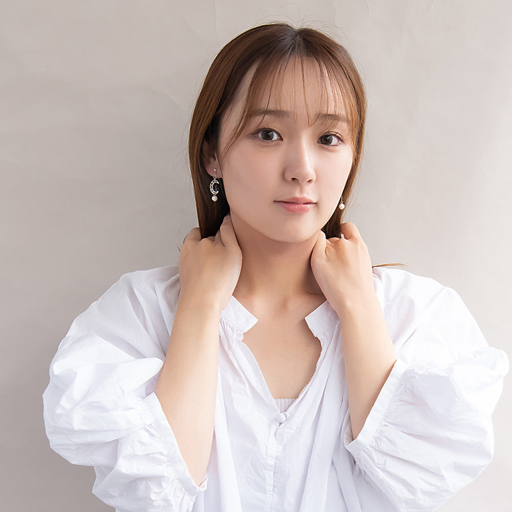 ノンホールピアス ニッケルフリー ネコと月 イヤリング 樹脂タイプ