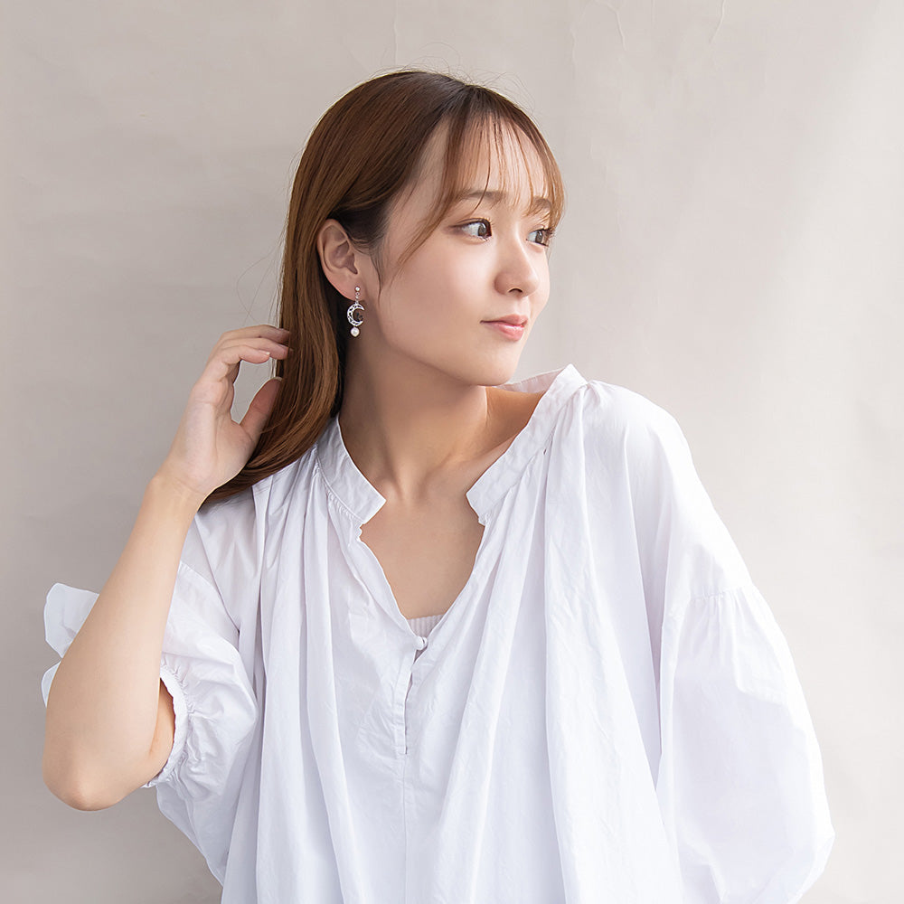 ノンホールピアス ニッケルフリー ネコと月 イヤリング 樹脂タイプ