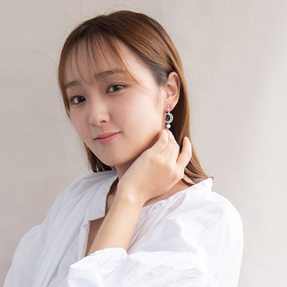 ノンホールピアス ニッケルフリー ネコと月 イヤリング 樹脂タイプ