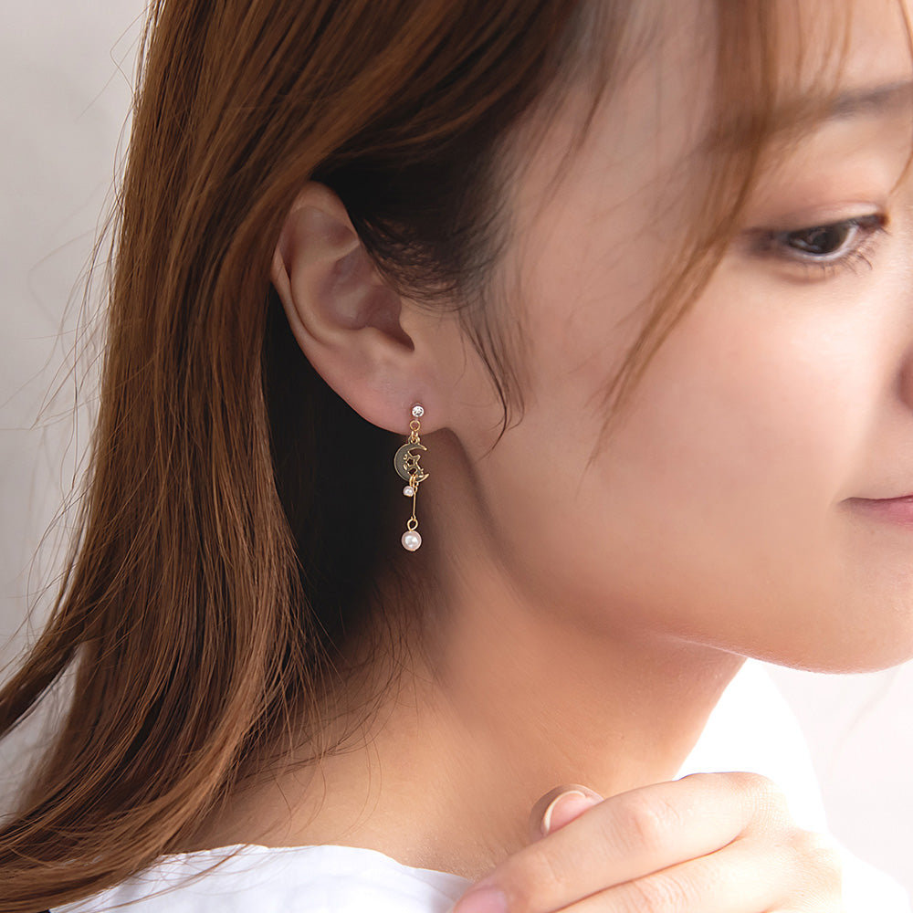 ノンホールピアス ニッケルフリー ネコと月 イヤリング 樹脂タイプ