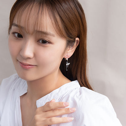 ノンホールピアス ニッケルフリー ネコと月 イヤリング 樹脂タイプ