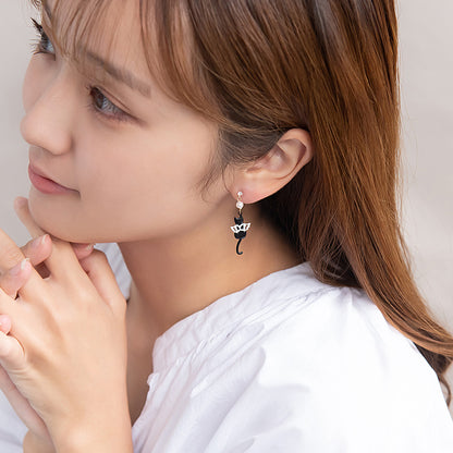 ノンホールピアス ニッケルフリー ネコと月 イヤリング 樹脂タイプ