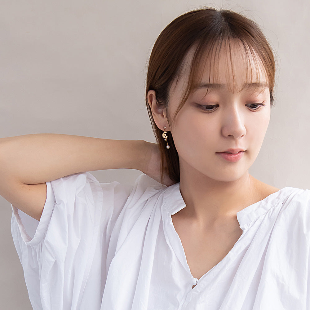 ノンホールピアス ニッケルフリー ネコと月 イヤリング 樹脂タイプ