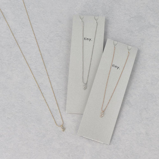 ネックレス tiny. ニッケルフリー メタル フレーム 小粒 スリー ストーン 3粒 カーブ ライン 超極細 チェーン プチネックレス