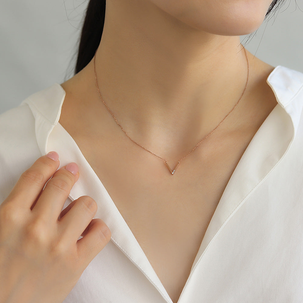 ネックレス ステンレス メタル V字 ライン トリプル ストーン 超極細 チェーン マグネット プチネックレス